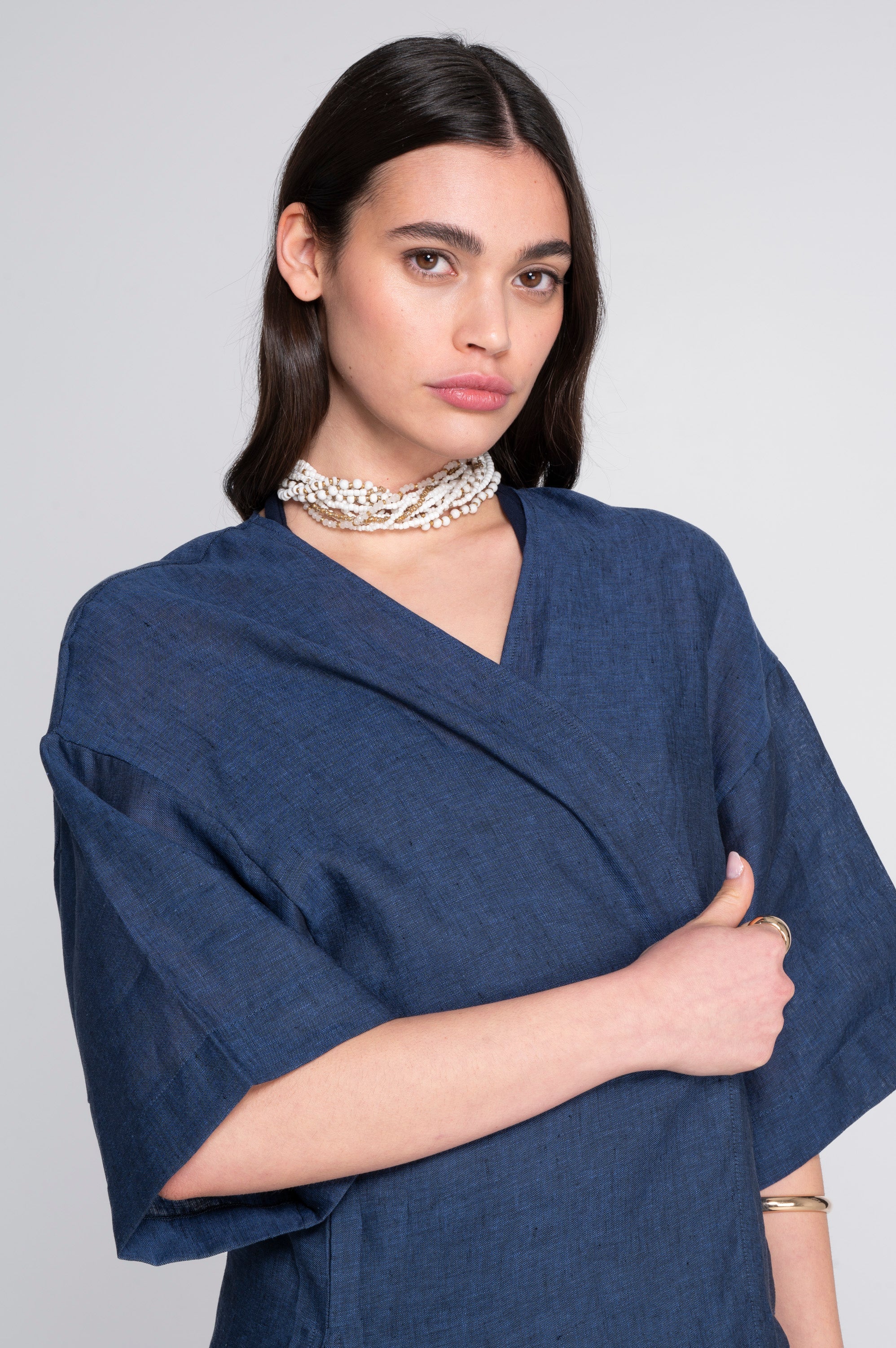 Linen kimono with flared sleeves and side slits 7553L - Image 11