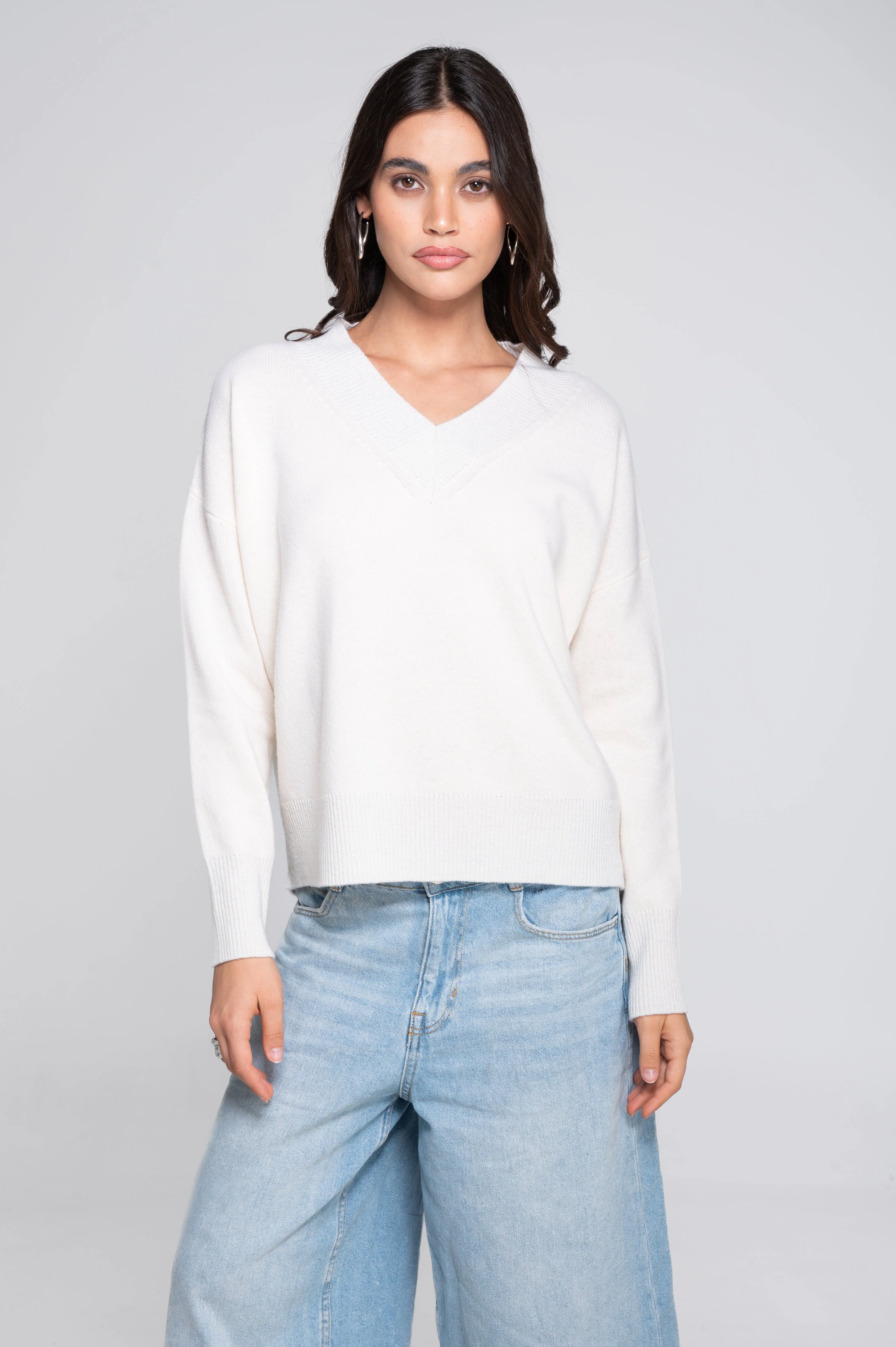 V neck pullover in pure carded wool with lurex details 7672L - Image 5