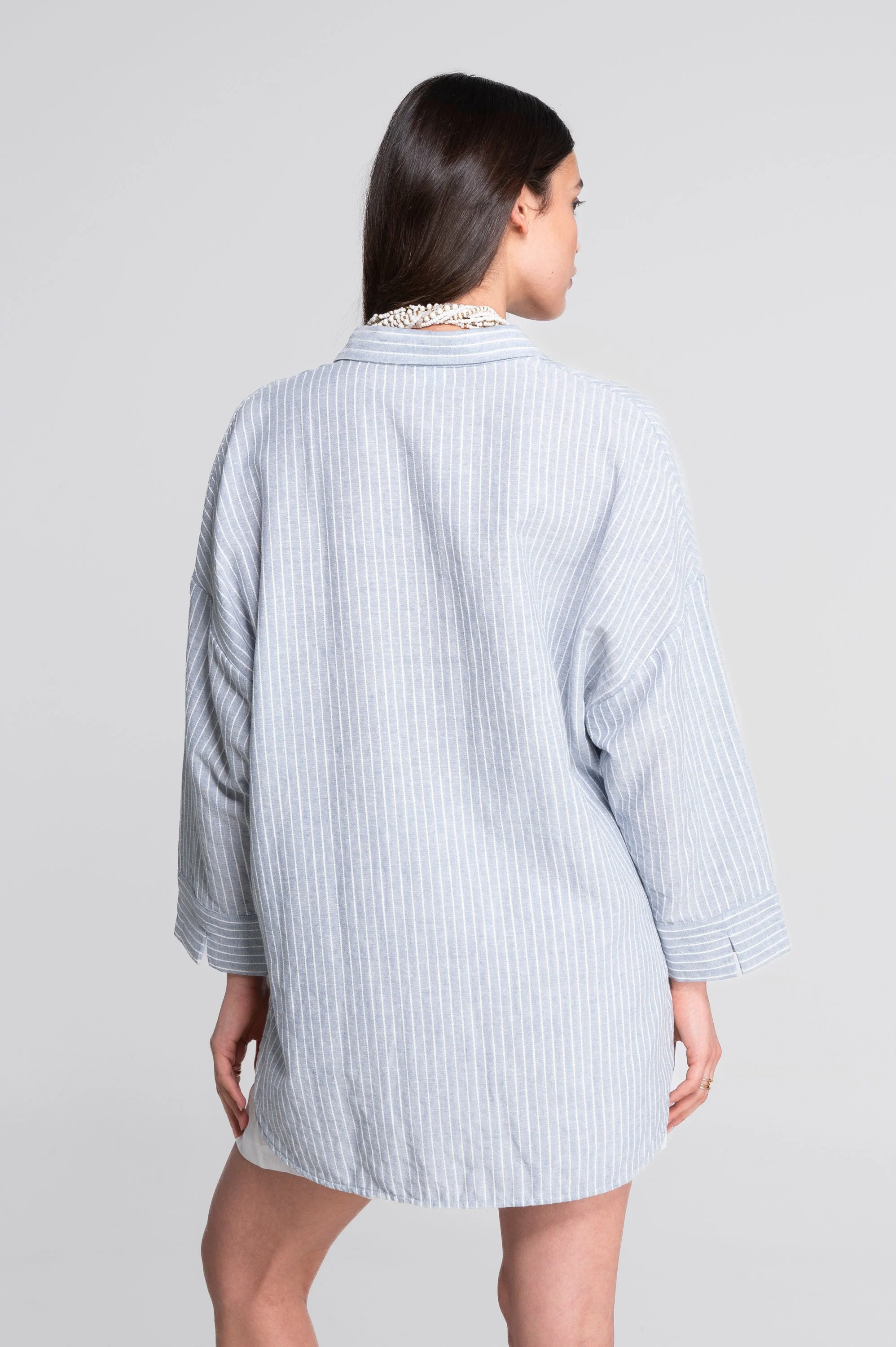 Oversized striped cotton-linen shirt with slit cuffs 7556R - Image 2