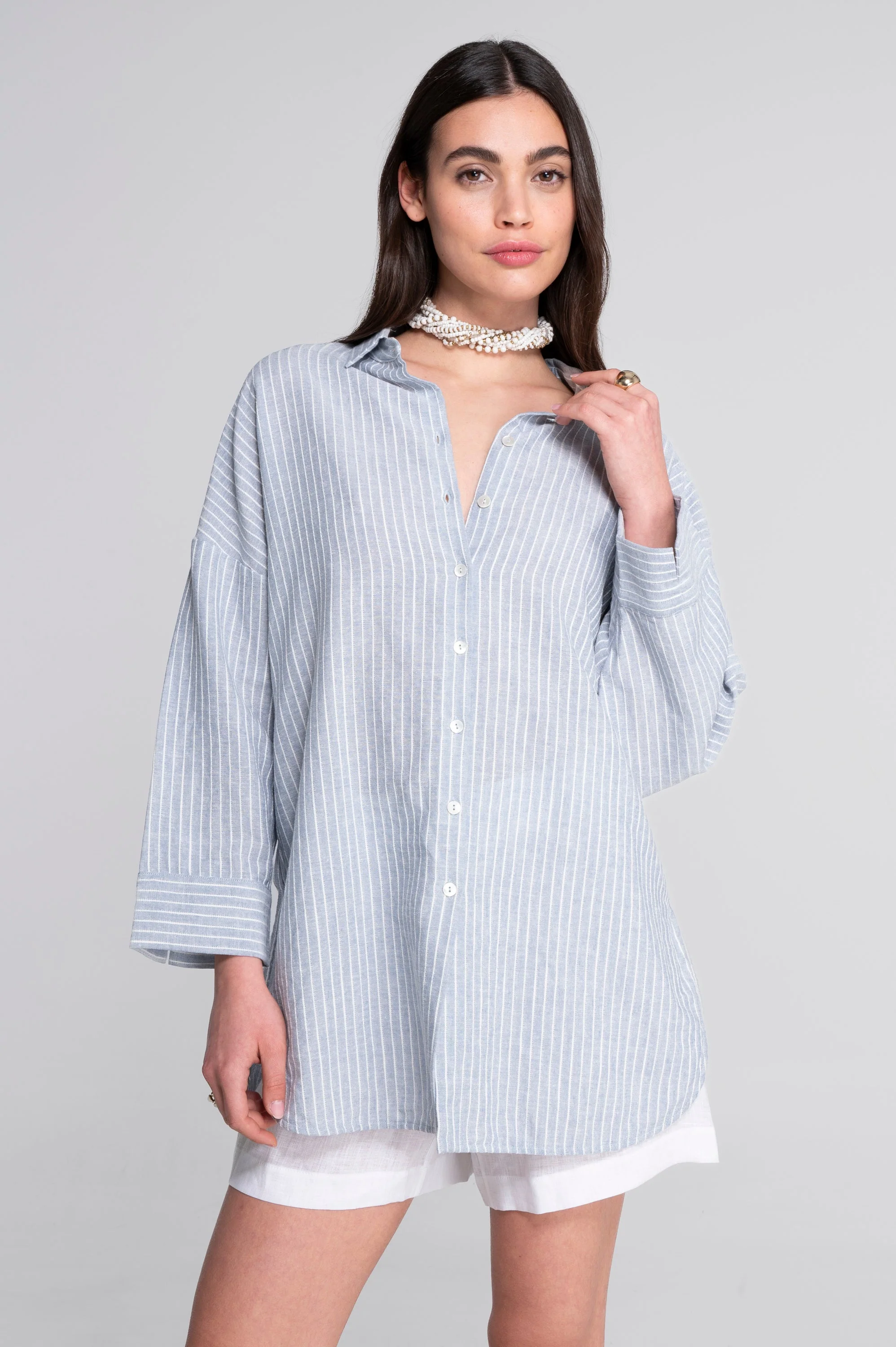 Oversized striped cotton-linen shirt with slit cuffs 7556R - Image 3