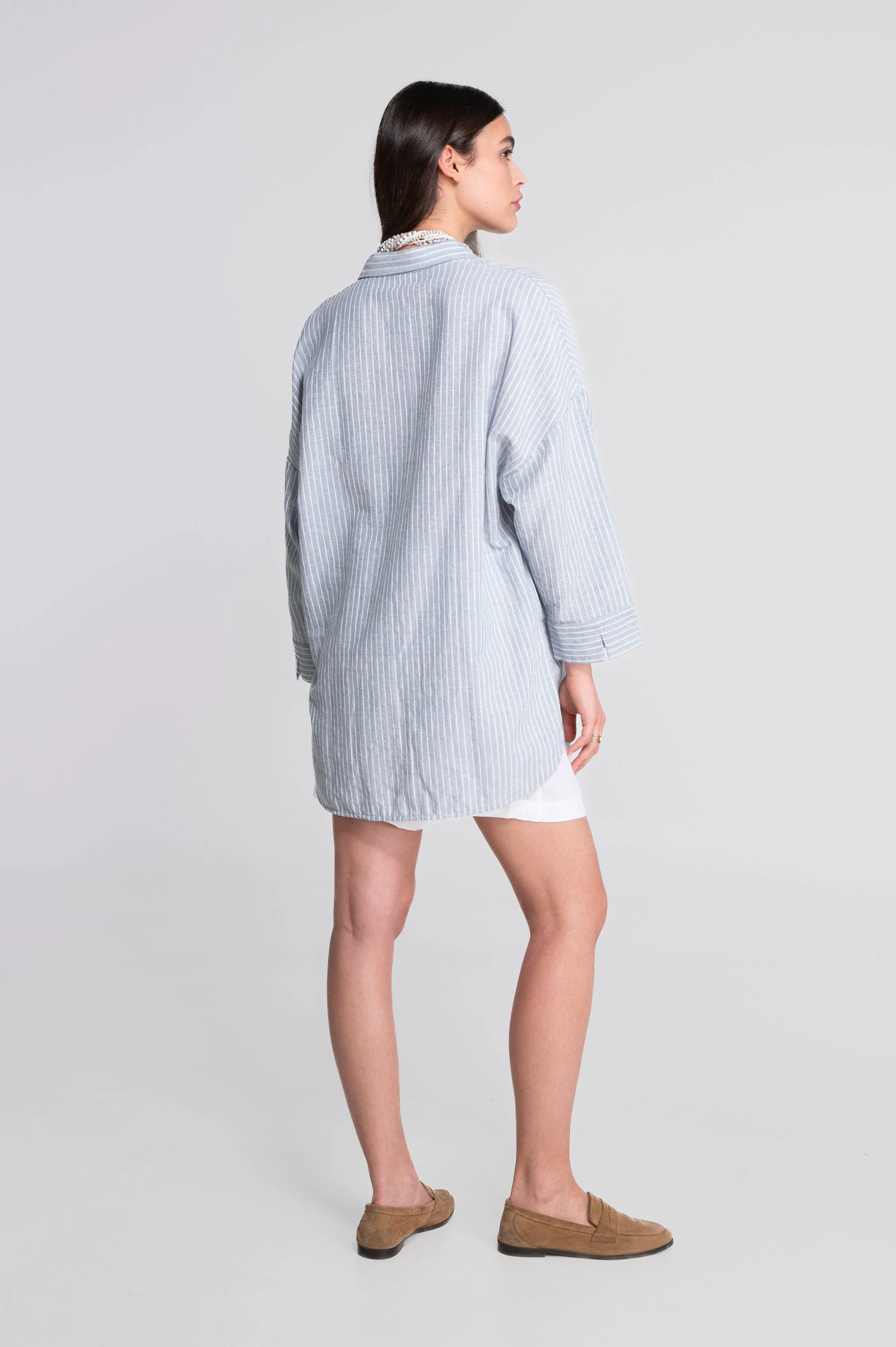 Oversized striped cotton-linen shirt with slit cuffs 7556R - Image 7