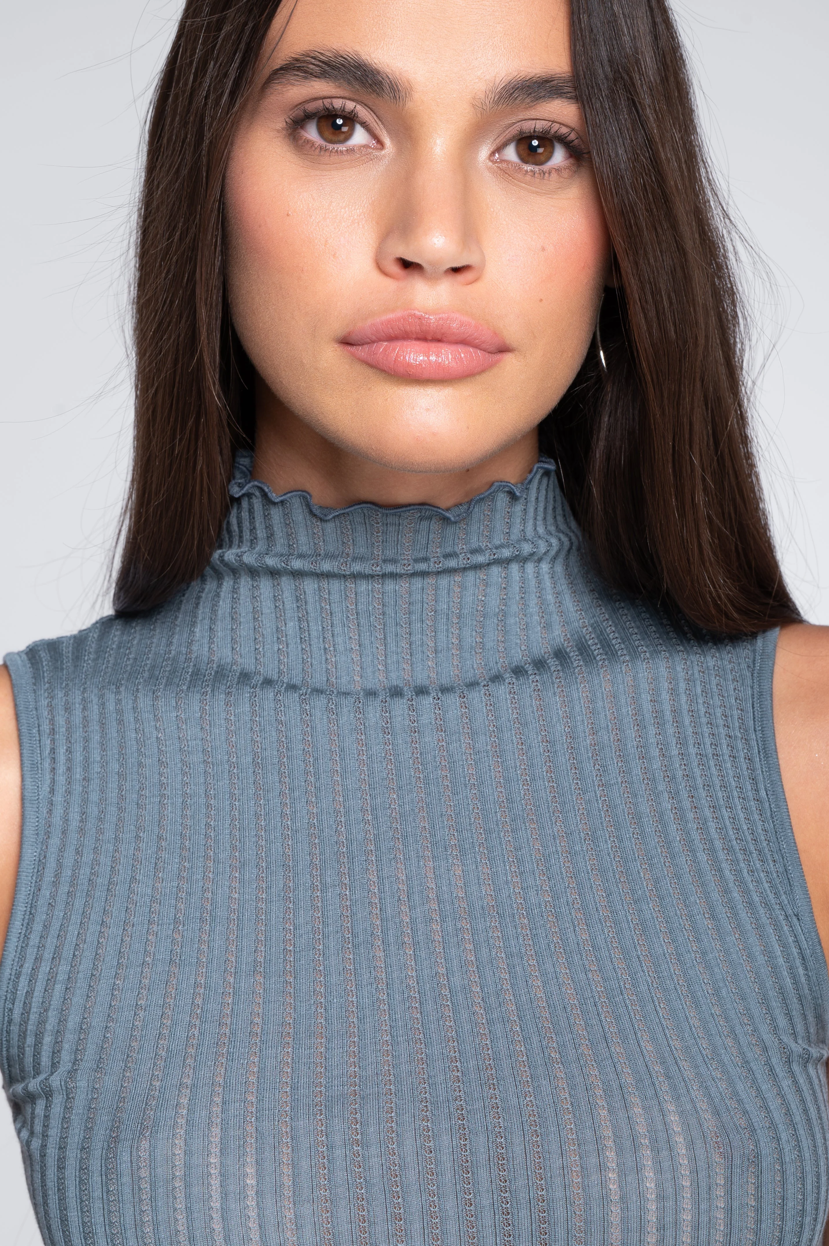 Sleeveless mock neck top in ajouré wool and silk 7492 - Image 3